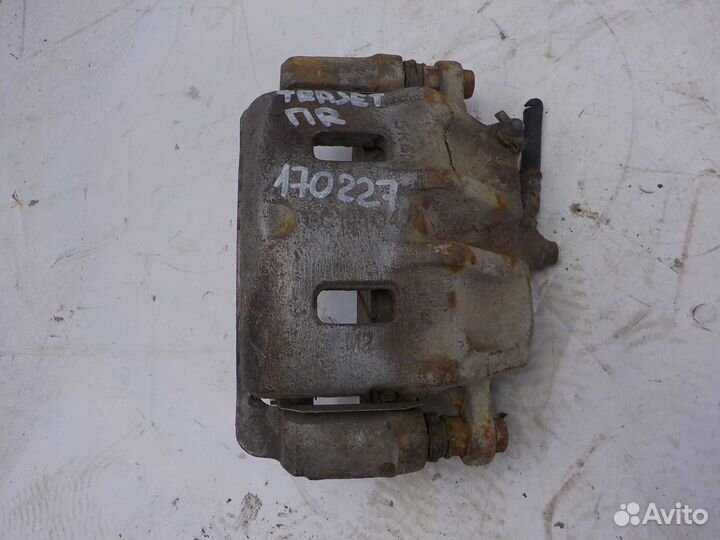 Суппорт Hyundai Trajet передний правый