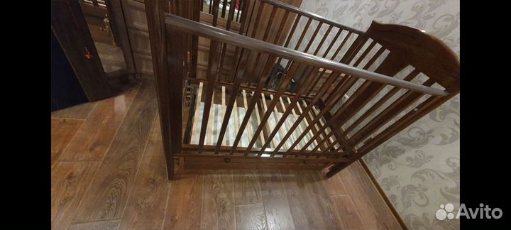 Детская кроватка с маятником и ящиком