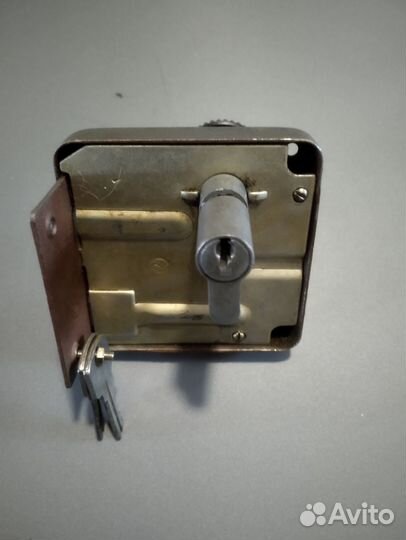 Замок дверной