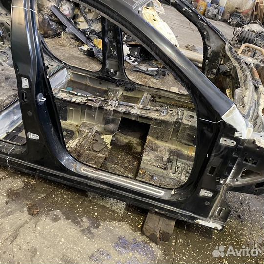 Стойка центральная правая Kia Quoris KH 2012-2016