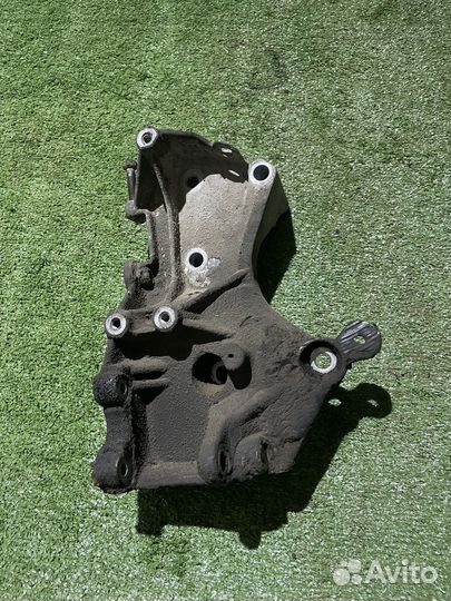 Кронштейн генератор Renault Logan 1