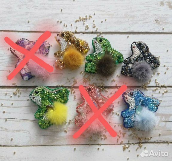 Брошь ручной работы из бисера и страз