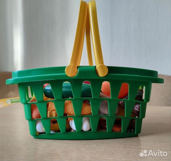 Игрушечные овощи и фрукты в корзине