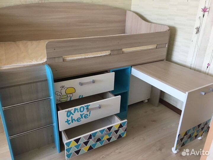 Детская кровать чердак со столом и шкафом