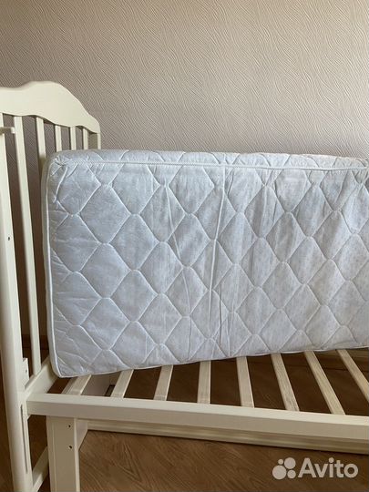 Детская кроватка с маятником