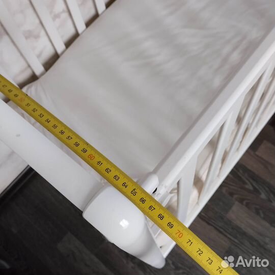 Детская кроватка с маятником и матрасом