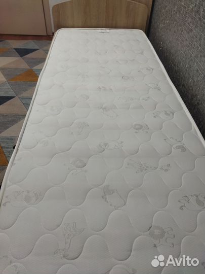 Кровать односпальная с матрасом