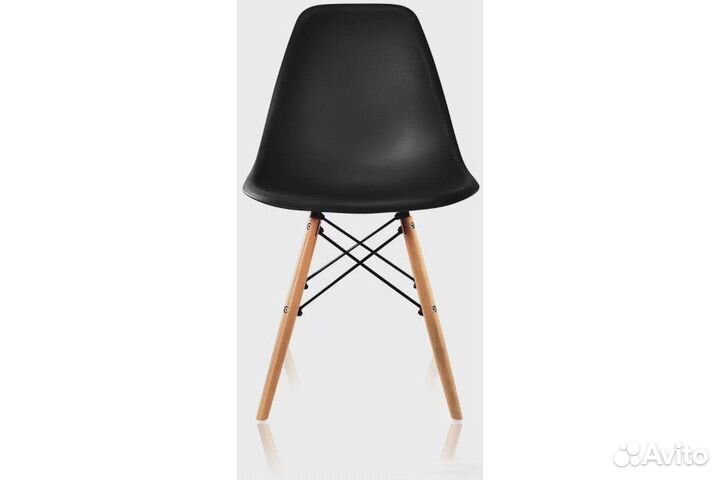 Стул чёрный для офиса в стиле eames