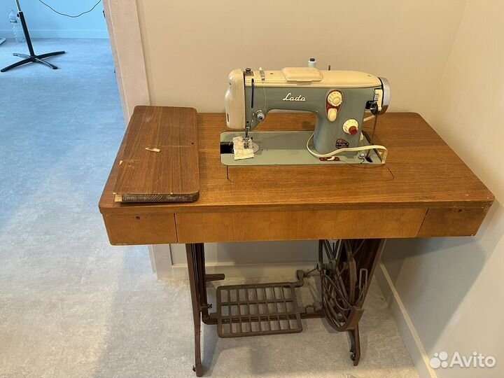 Швейная машинка LADA