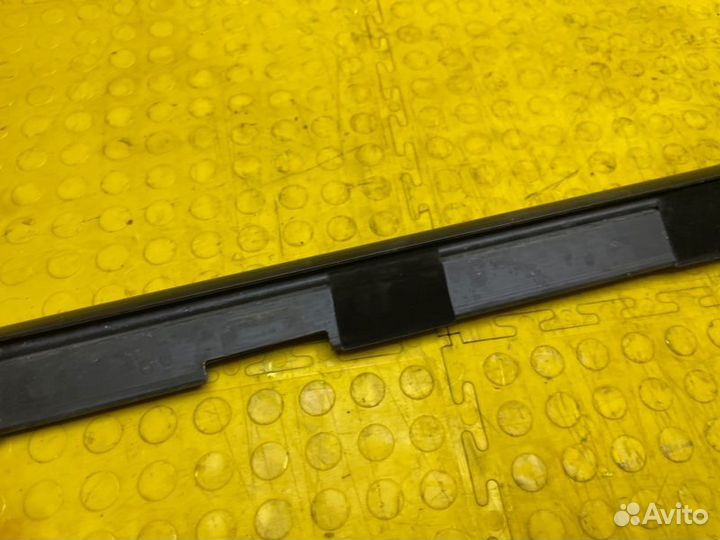 Б/У Уплотнитель опускного стекла В хорошем