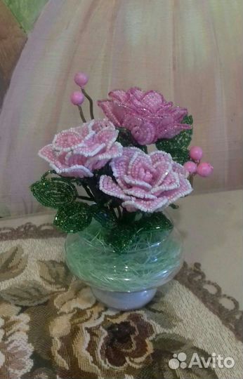 Цветы из бисера и кашпо из гипса ручной работы