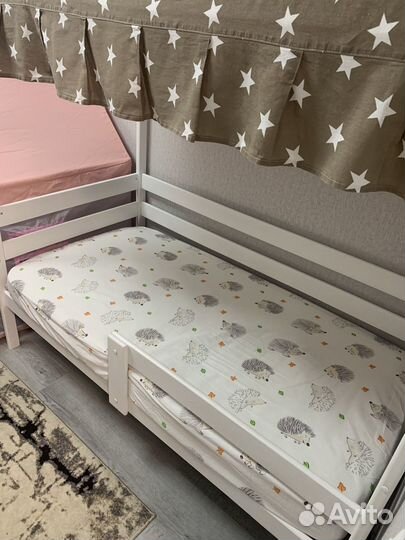 Детская кроватка домик