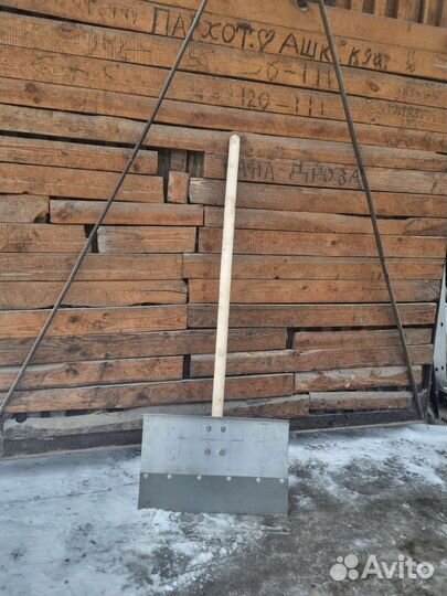 Лопата для уборки снега