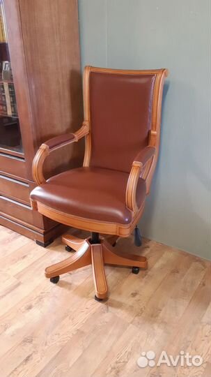 Кресло офисное Тайвань, кожа, дерево