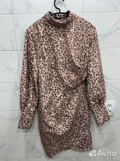 Костюмы, платья