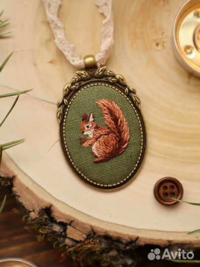 Кулон с вышивкой белки
