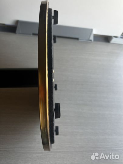 Подстолья блестящее золотого цвета