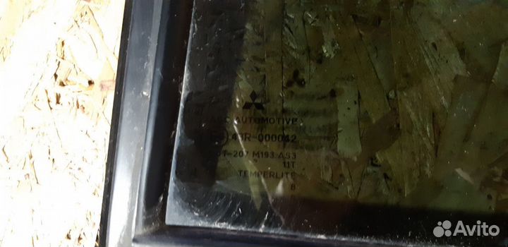 Стекло двери задней правой (форточка) Mitsubishi P