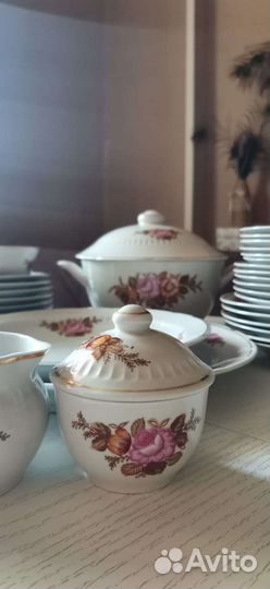 Фарфоровый столовый сервиз