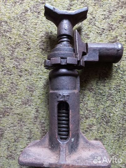 Домкрат механический винтовой