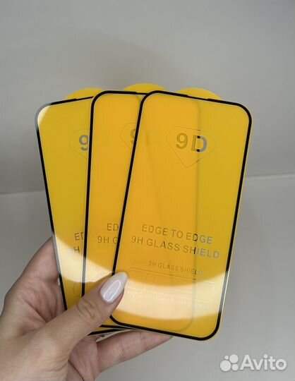 Защитное стекло на iPhone 14 pro