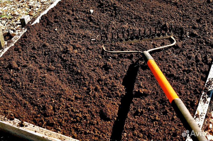 Полевая плодородная земля, грунт, суглинок, песок