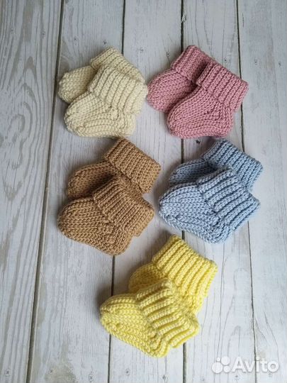 Чепчики, погремушки, носочки для новорождённых