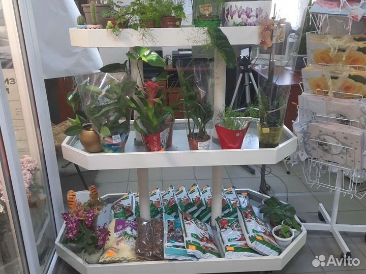 Передвижная трехярусная подставка под цветы