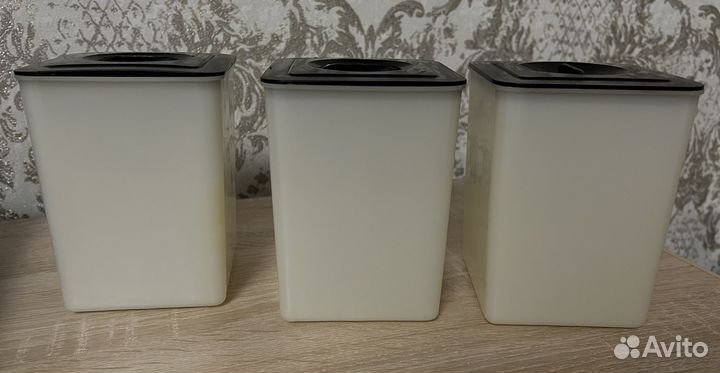 Набор пластиковых контейнеров