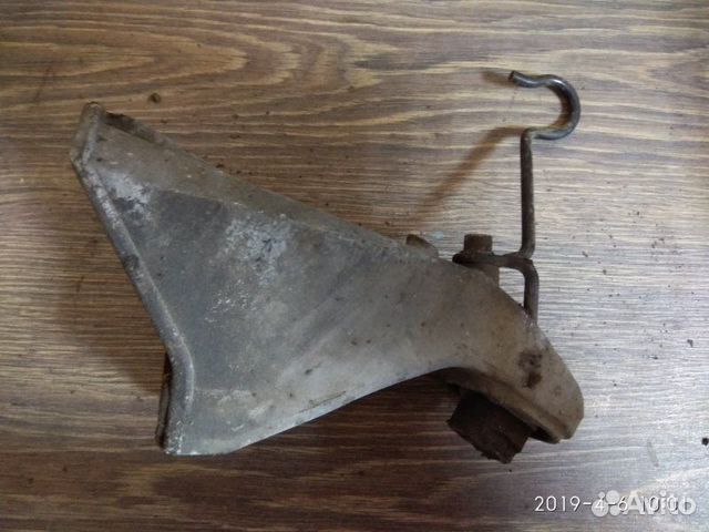 Кронштейн левый Audi 100 4A2 AAR 1991