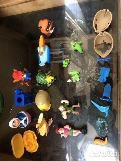 Резиновые фигурки и россыпь деталей киндер