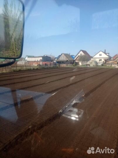 Вспашка земли трактором