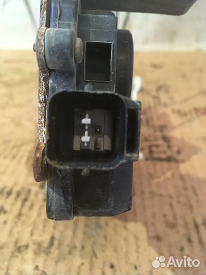 Замок двери задний правый Mitsubishi Pajero 3