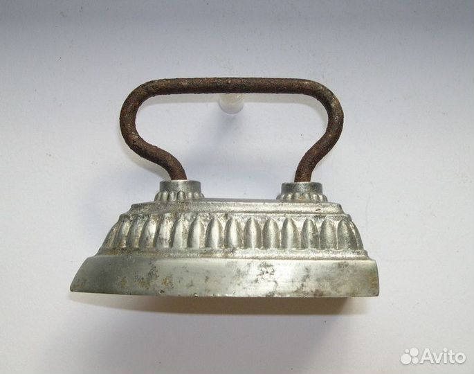 Старинный маленький утюг