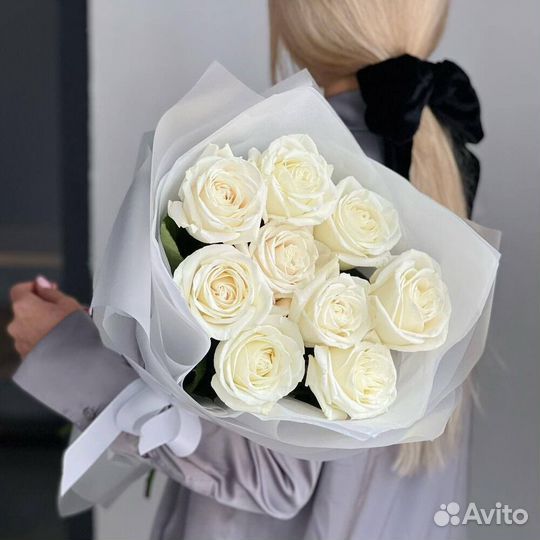 Букет из белых пион овидных роз