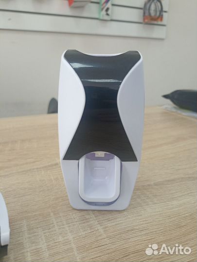 Авт-й диспенсер для зуб. пасты с держателем щеток