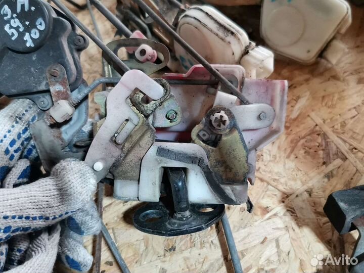 Замок двери Митсубиси Лансер 6-7