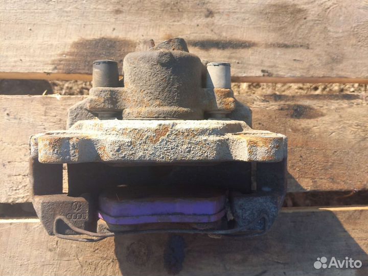 Суппорт передний правый фольцваген джетта 6