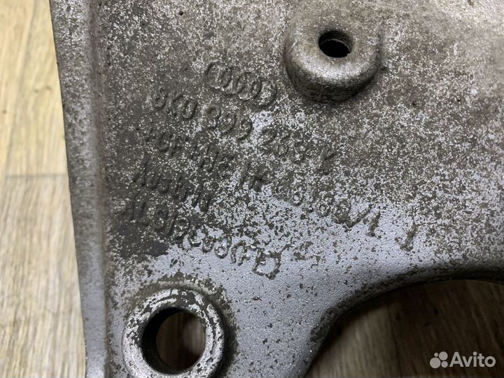 Audi A5 (8T) Кронштейн опоры кпп