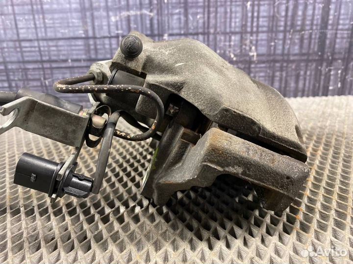 Суппорт передний левый Volkswagen Passat Variant