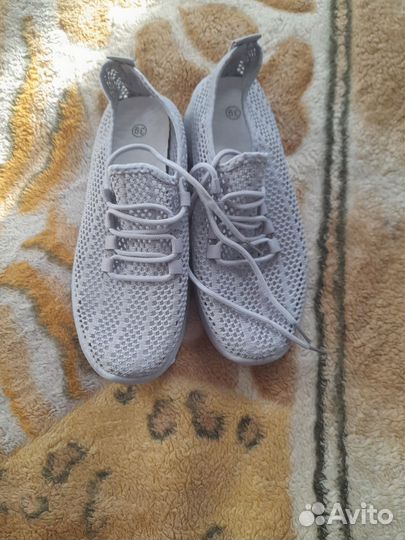 Кроссовки женские