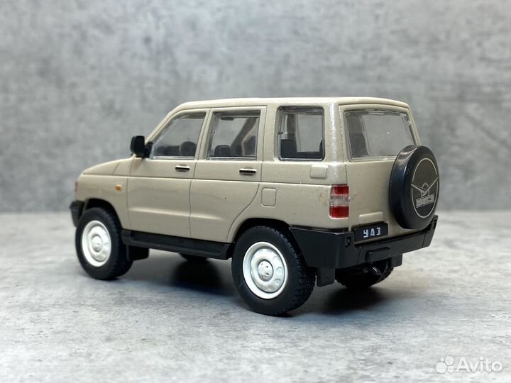 Коллекционная модель УАЗ-3160 внедорожник 1:43