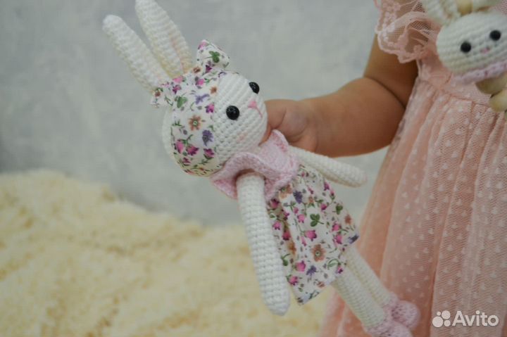 Вязанная игрушка погремушка (зайка)