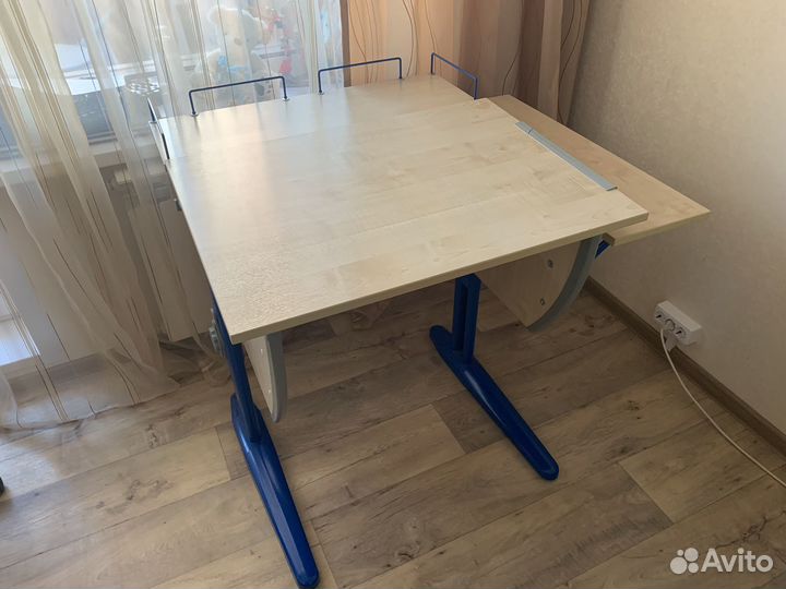 Стол ученический регулируемый