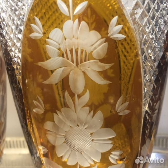 Две хрустальные желтые вазы