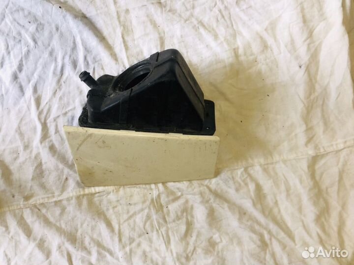 Лючок заливной горловины на Форд Транзит 2002 г