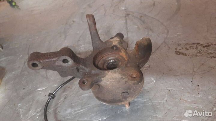 Кулак передний правый Nissan Almera N16 2000