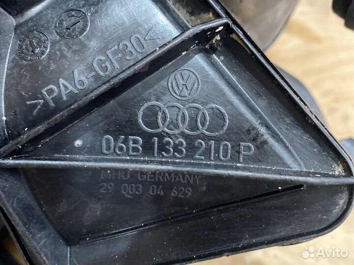 Впускной коллектор 06B133210P Audi A4 1.8б