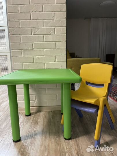 Детский стол и 2 стула