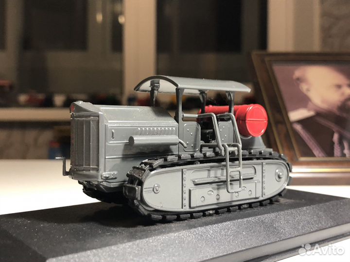 Модель трактора Коммунар